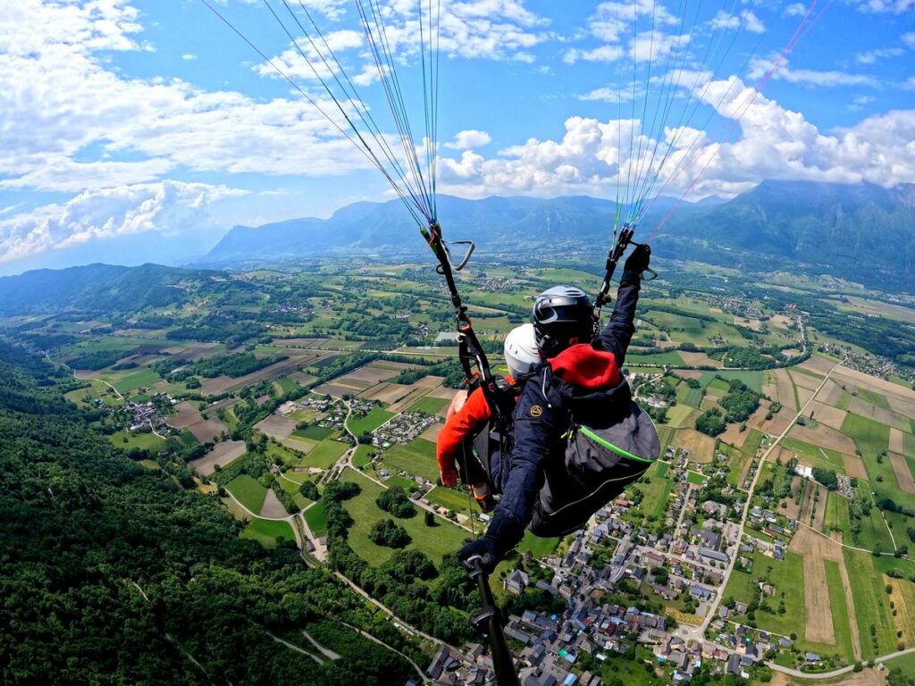 paragliding thermal tandem in savoie