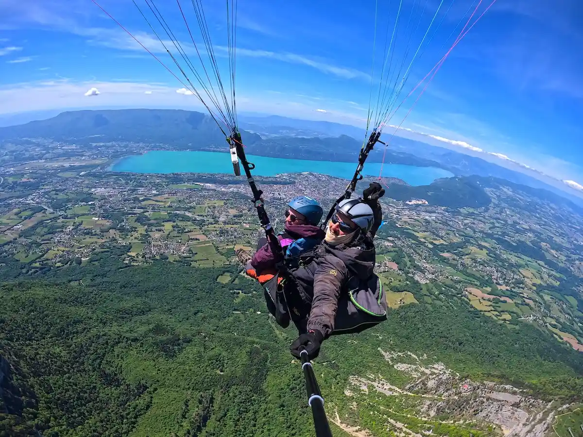 Survol du lac du Bourget et d’Aix-les-Bains depuis le revard
