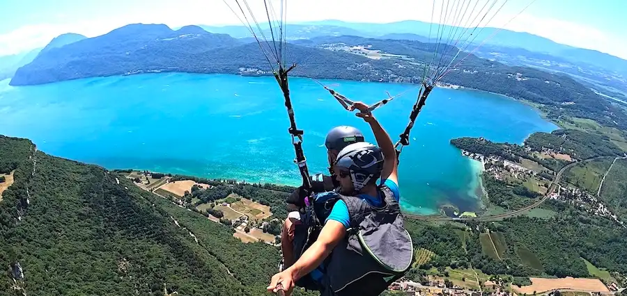 école de parapente en Savoie survol du lac du Bourget
