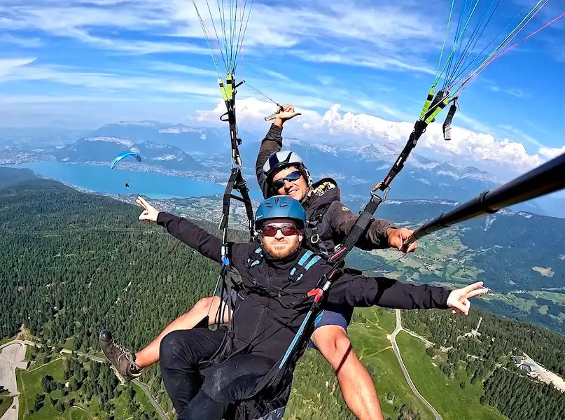 école de parapente en haute-Savoie survol lac d’Annecy d’