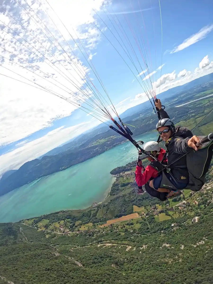 parapente au dessus de la plage de chatillon chindrieux