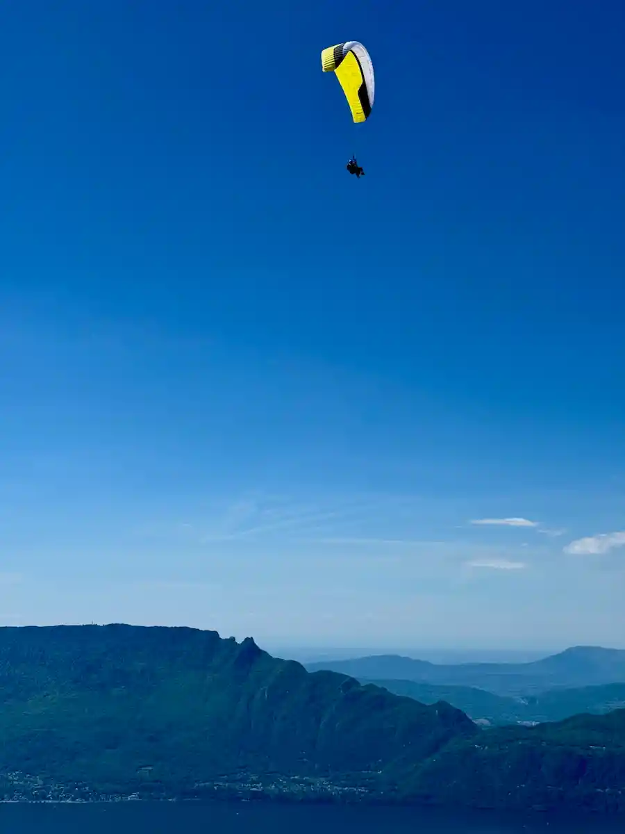 survol en parapente de la dent du chat à Aix-les-bains