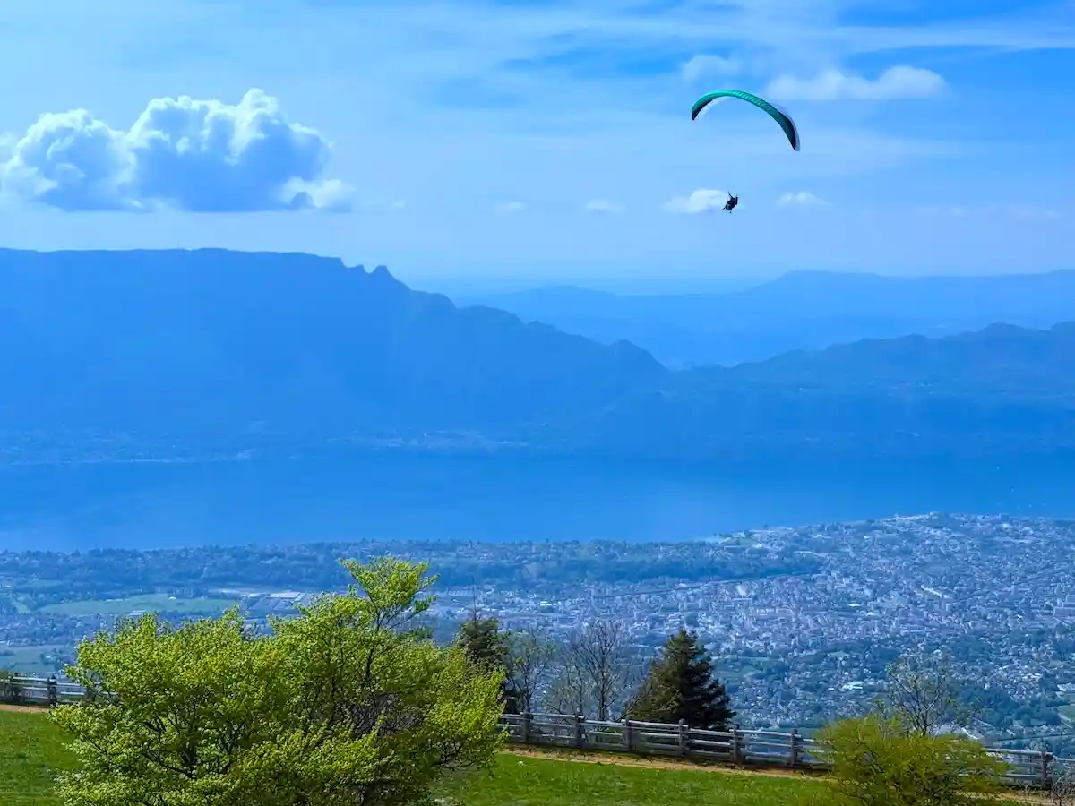 vue sur la dent du chat depuis le revard en parapente
