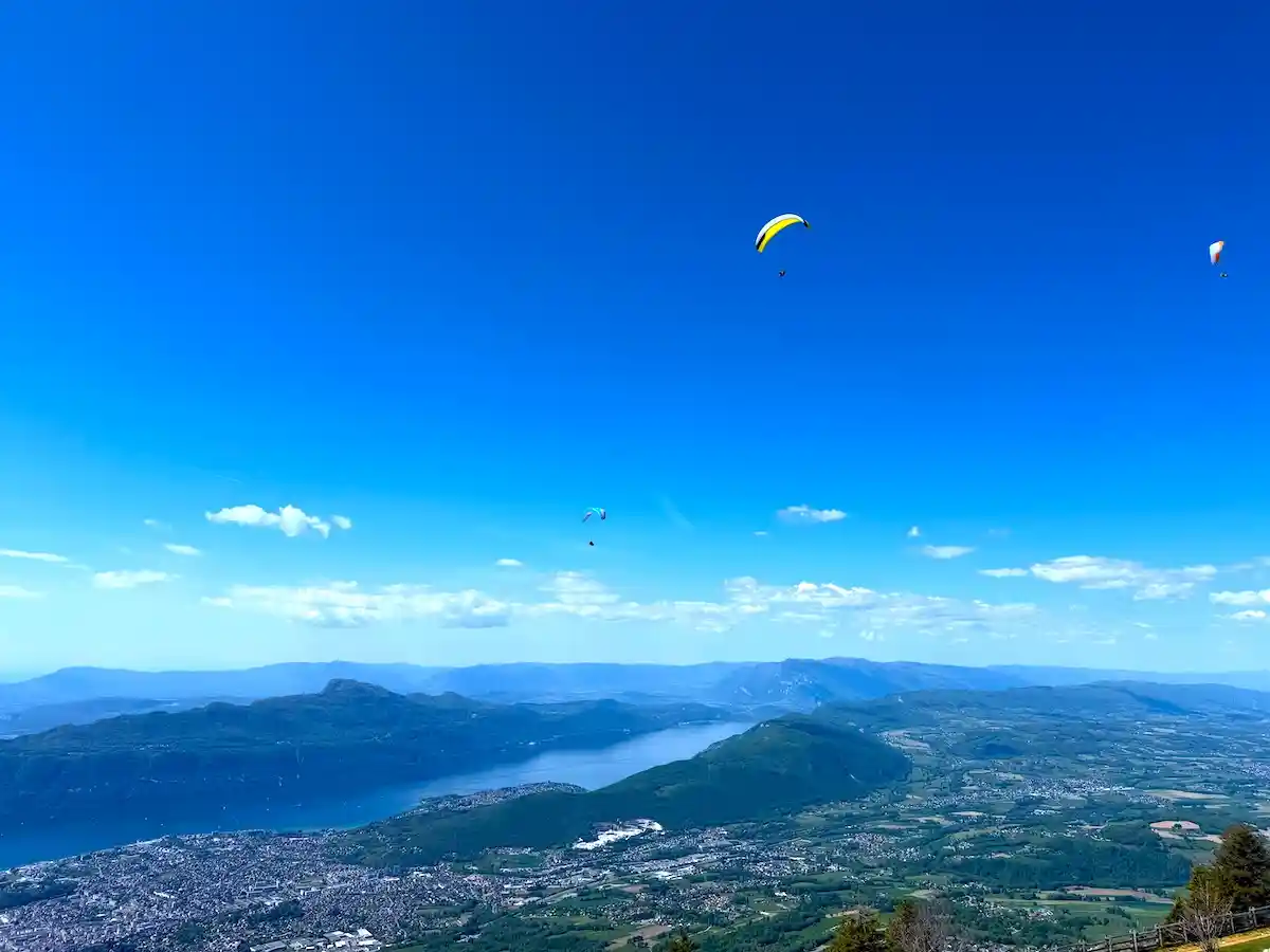 vue sur le lac du bourget en parapente biplace