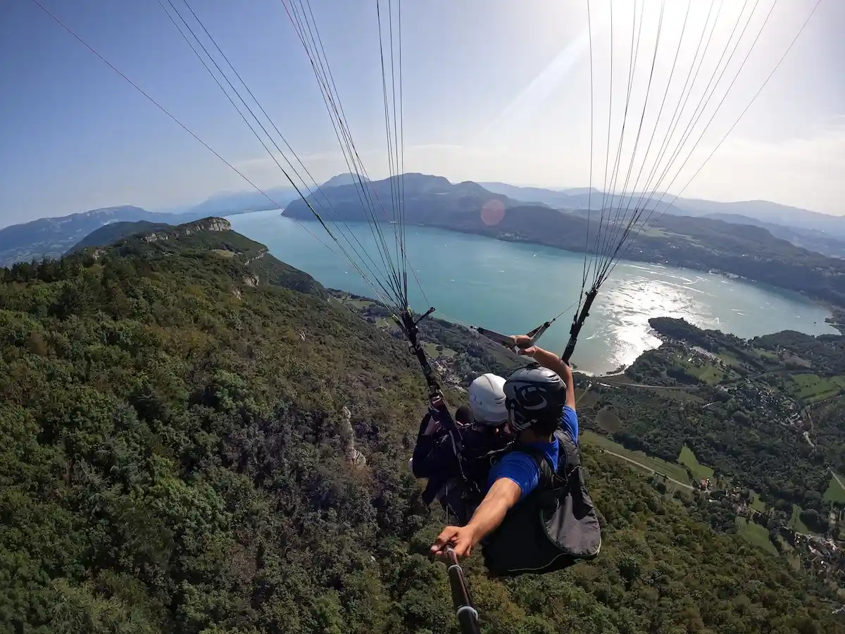 vue sur le lac du bourget en parapente depuis le sapenay