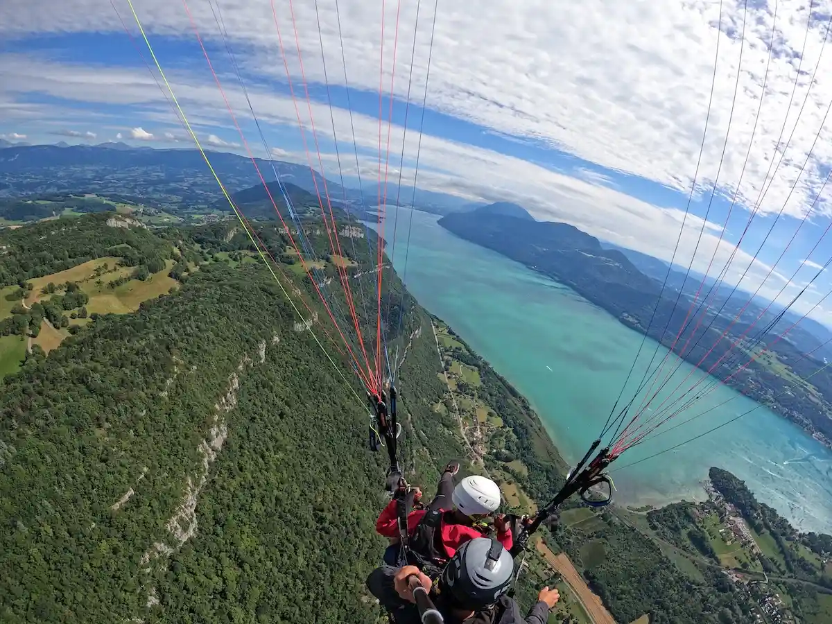 vue sur le lac du bourget vers aix-les-bains