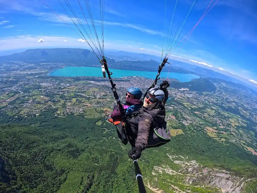Survol du lac du Bourget et de Chambéry depuis le revard